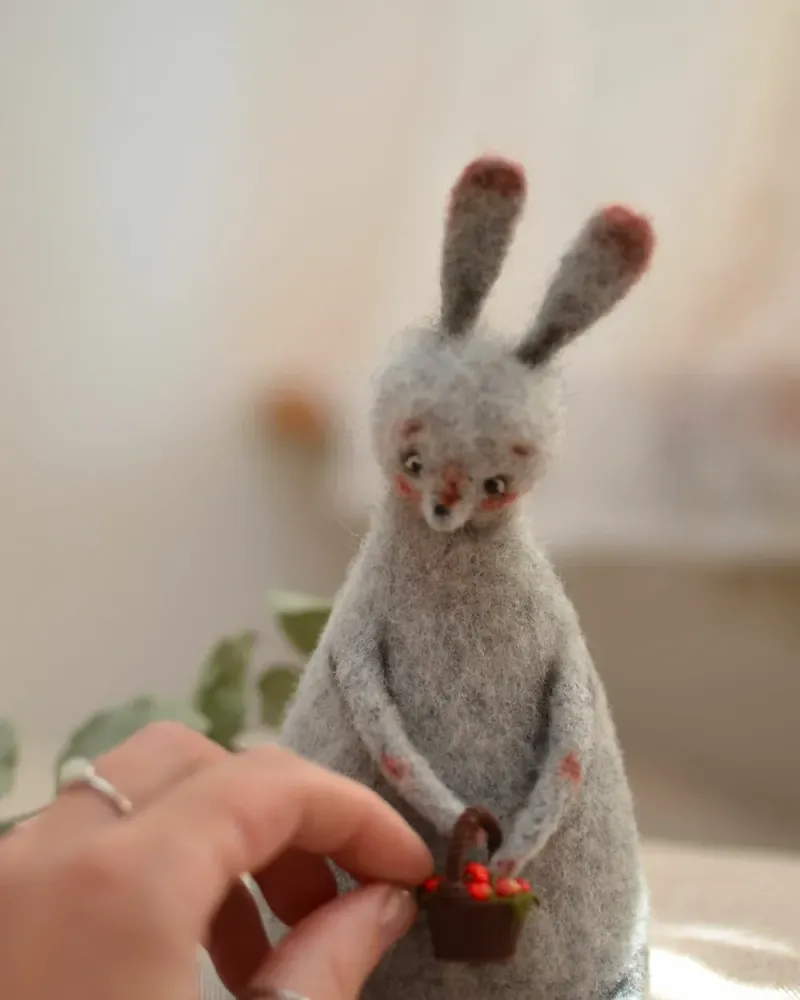 Серый зайка с корзинкой клубники