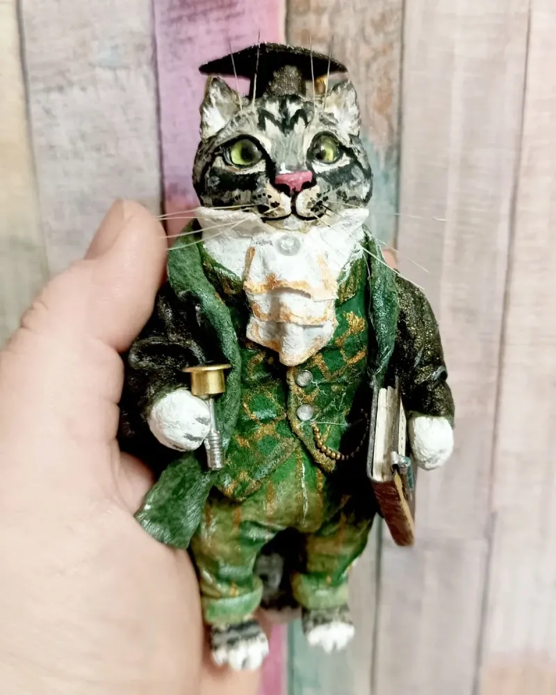 Ватная игрушка «Кот юрист» — Высота 11-13 см