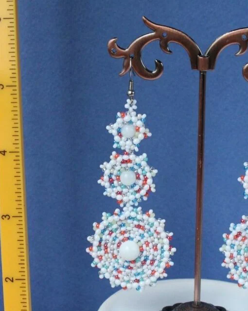 Серьги белые Зимушка из бисера с кораллом
