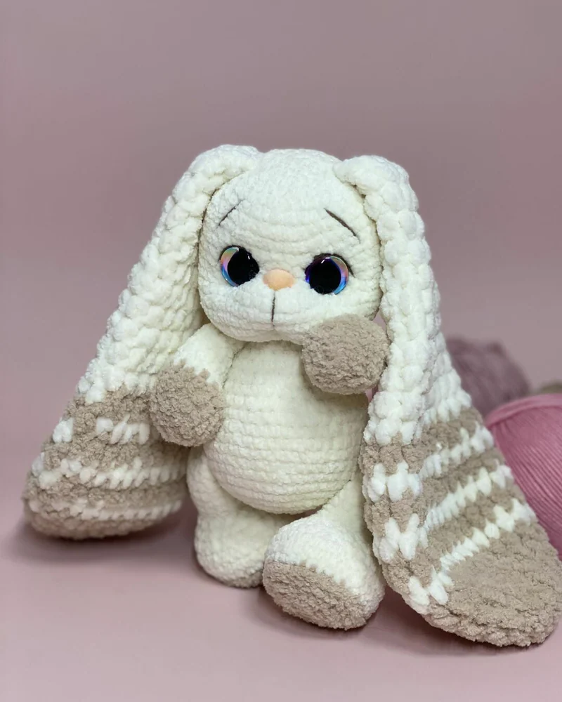 Вязаная белая зайка амигуруми