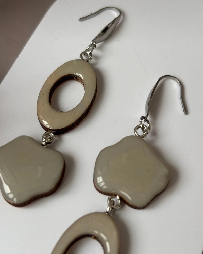 Серьги серые деревянные.Асимметрия