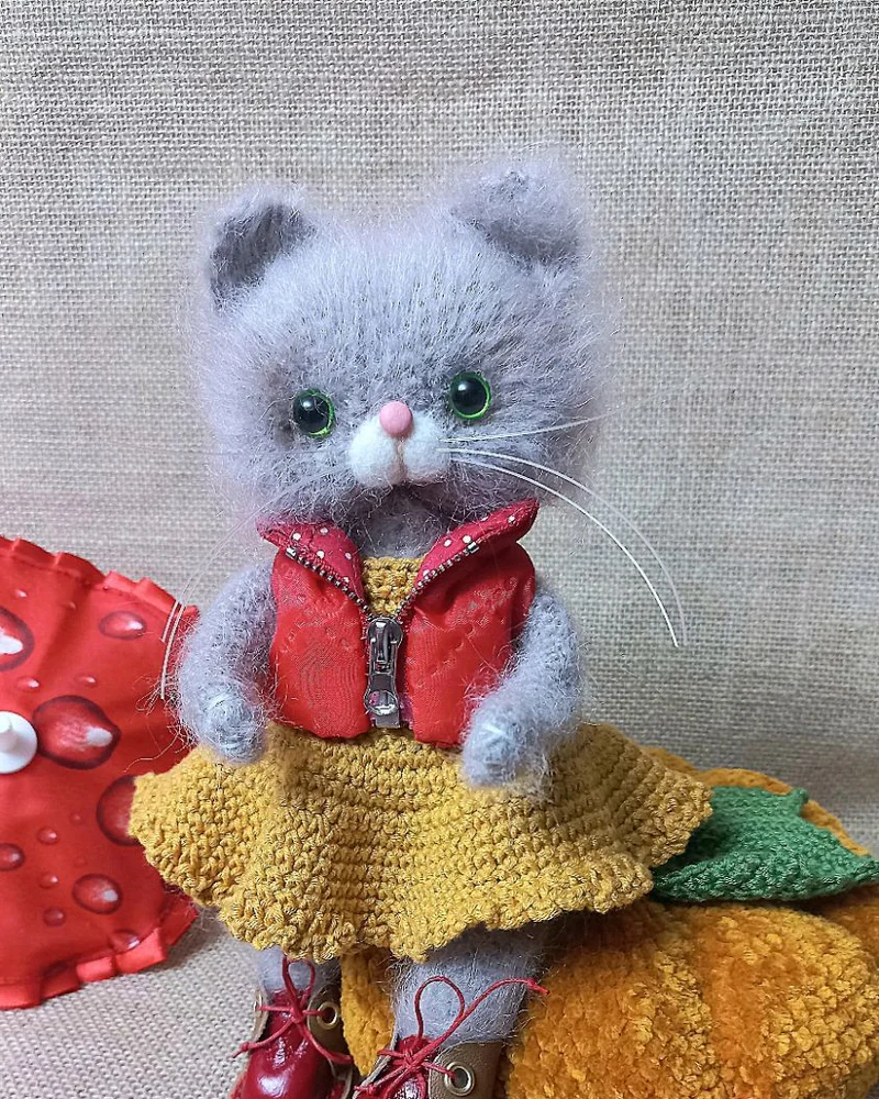 Кошечка вязаная Мила