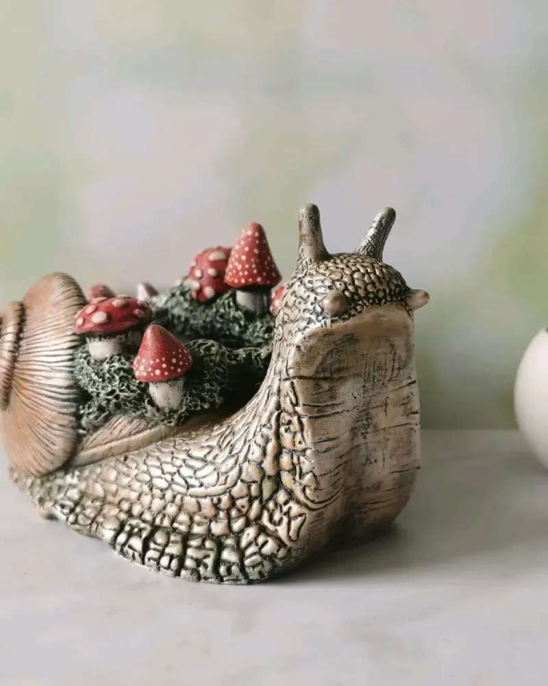 Улитка с мухоморами, кашпо