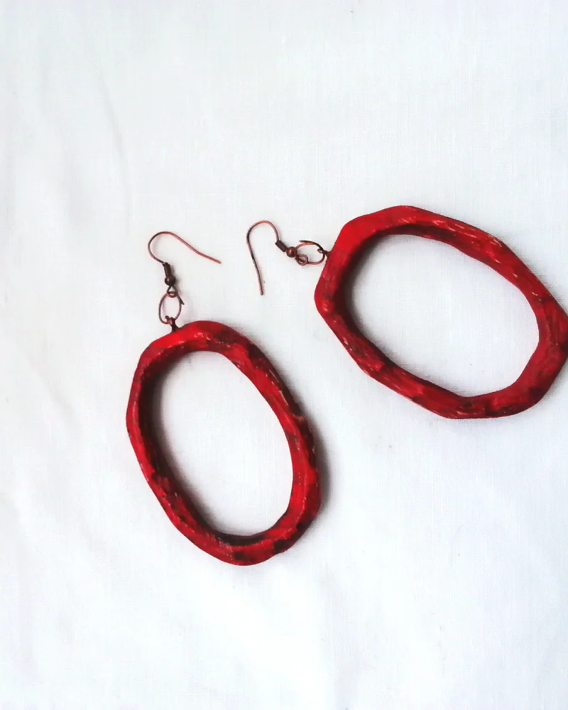 серьги из дерева — красное и черное