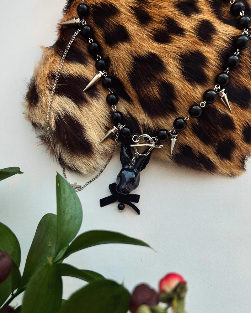 Колье «Bunny Grange Black» с чёрным кроликом — Основной