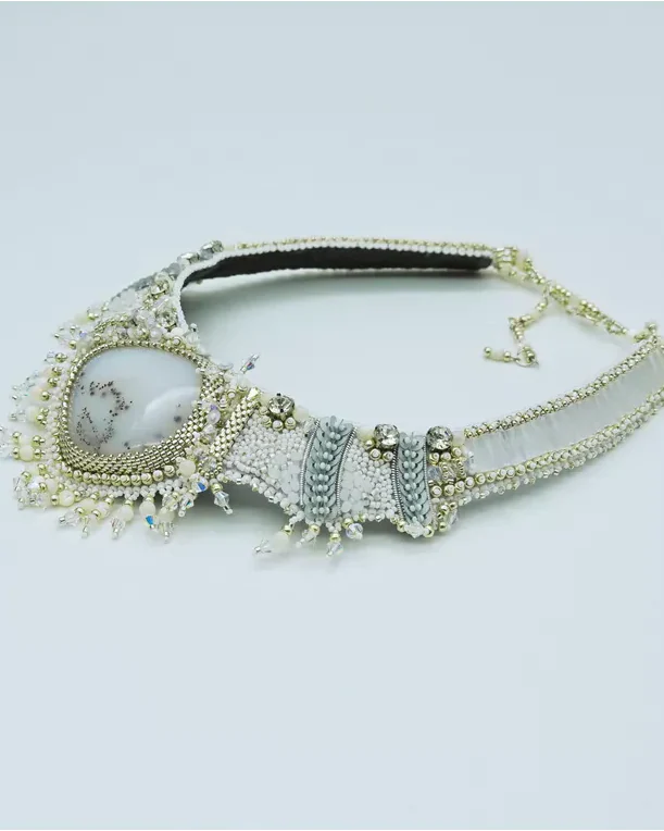 Колье с опалом и Swarovski