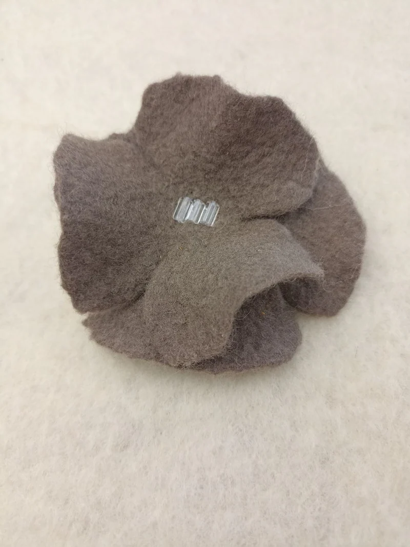 Брошь-цветок из шерсти, тауп