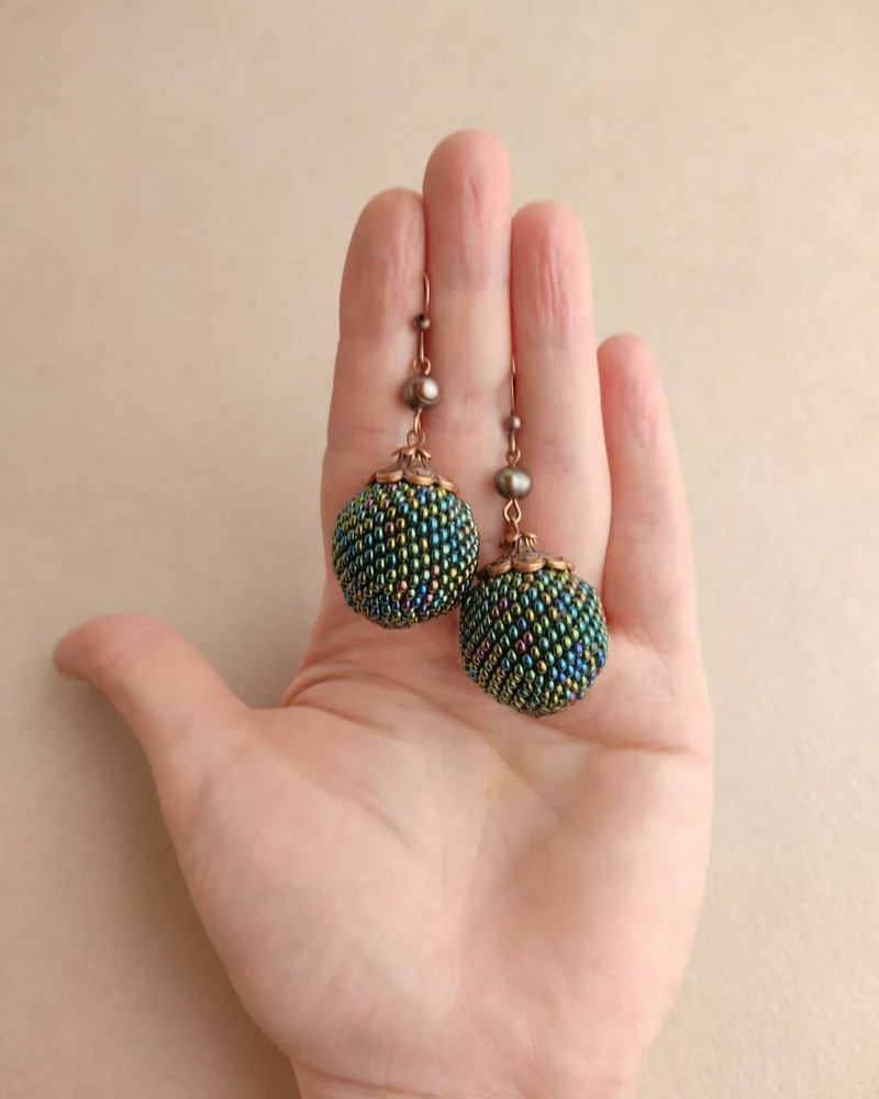 Серьги шарики зеленые из бисера с жемчугом