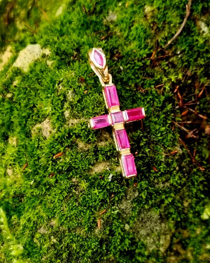 Золотой крестик "RubyRose" с рубинами — цвет: розовый