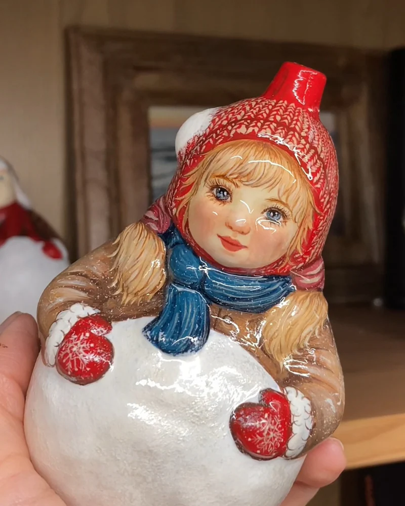 Белая ёлочная игрушка «Девочка со снежком»