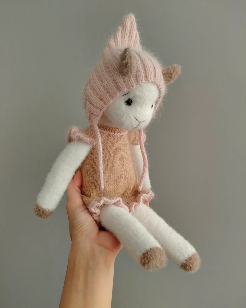 Игрушка козочка в комбинезоне и чепчике — Игрушка козочка