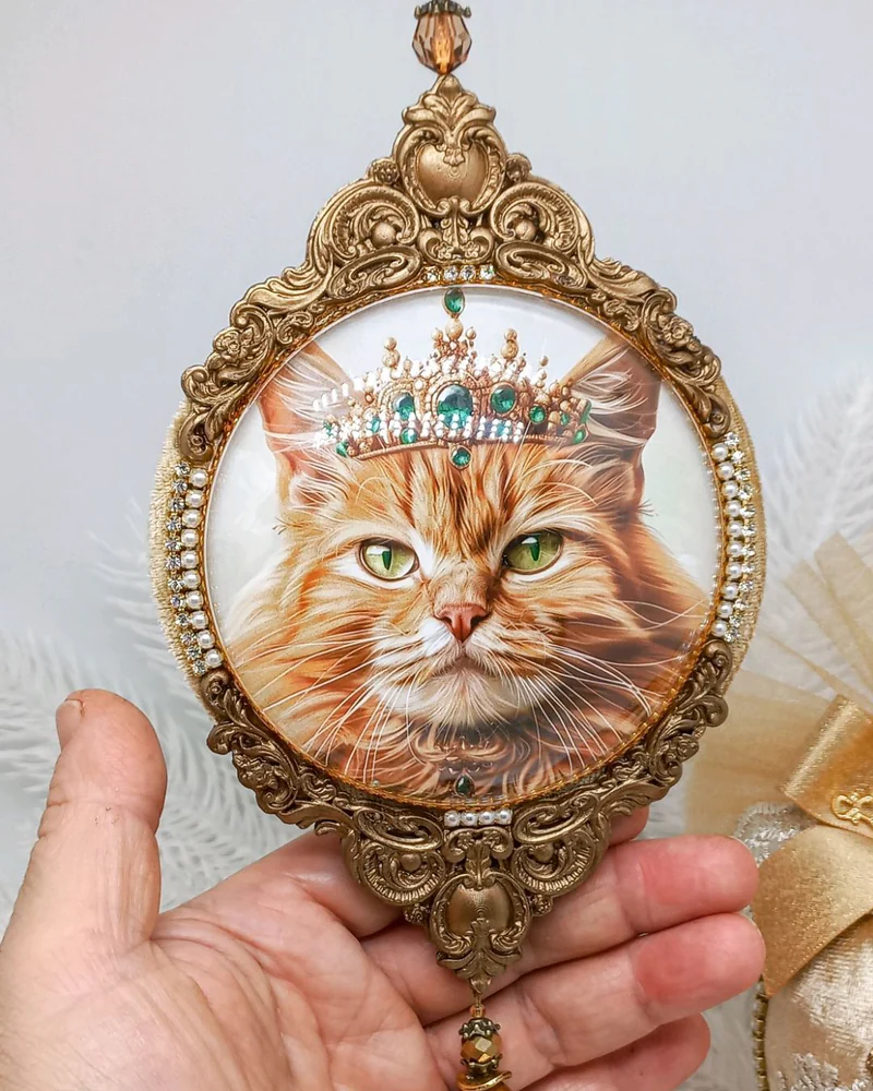 Медальон на елку Король-солнце золотой из бархата