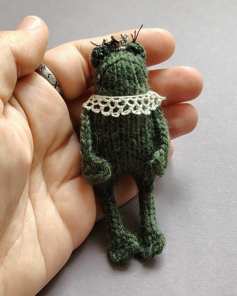 Зелёная вязаная лягушка с короной