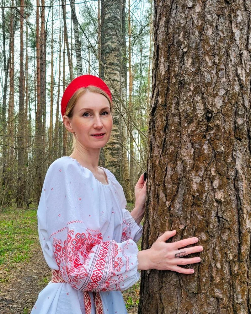 Платье народное с красным орнаментом и поясом