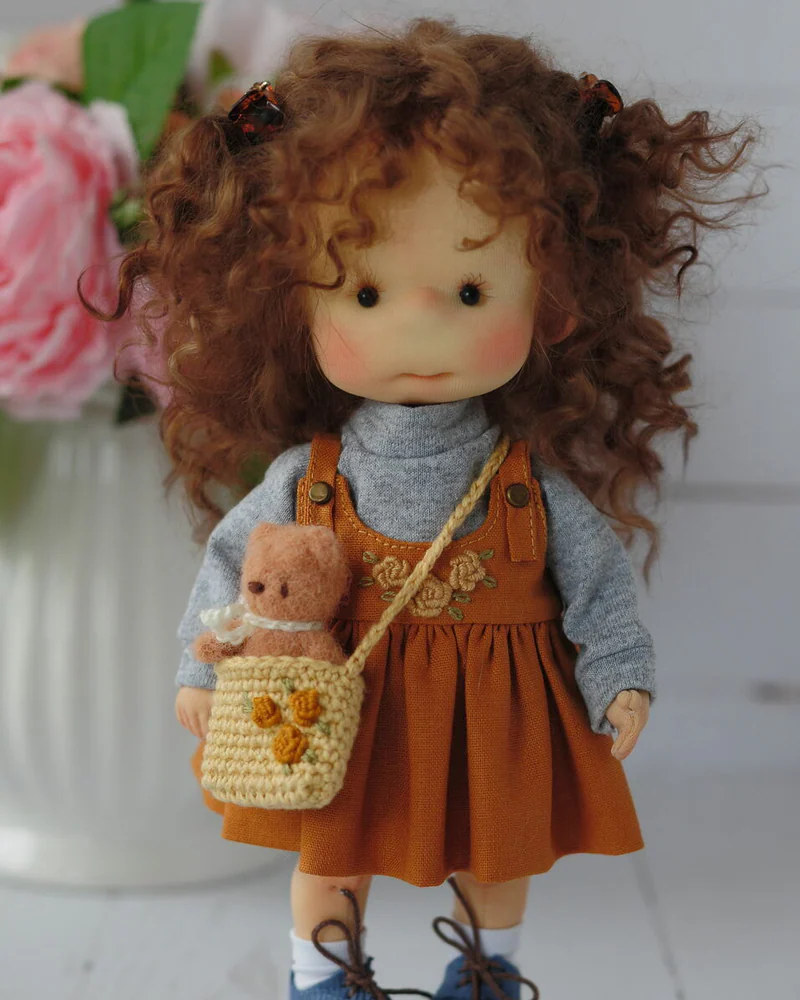 Кукла ручной работы с игрушкой