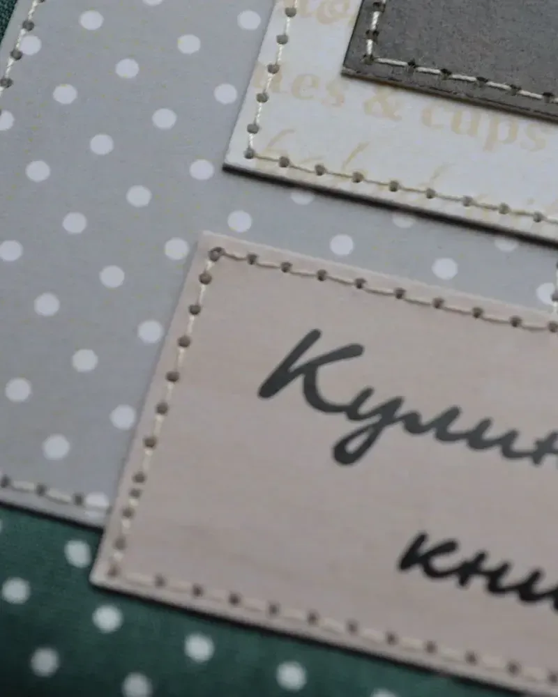 Кулинарная книга для рецептов на кольцах 13×16 см — Зелёная в горошек, клубника