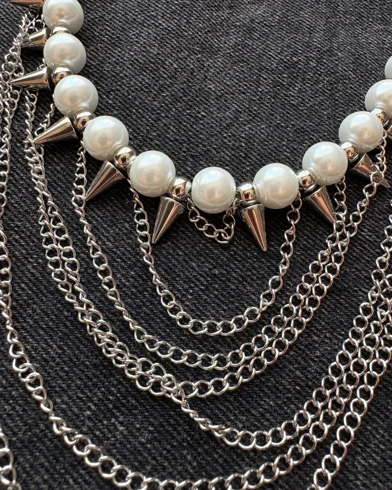 Колье с цепями и шипами