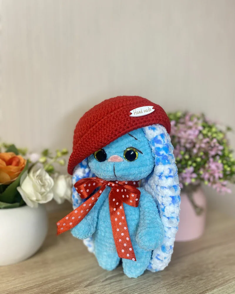 Вязаная голубая зайка амигуруми
