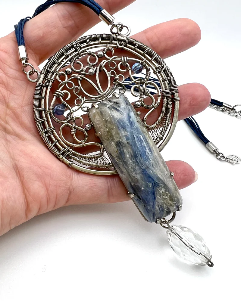 Кулон с кианитом wire wrap