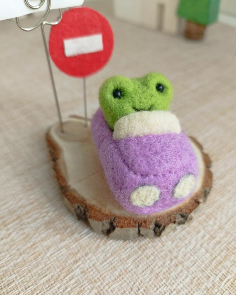 Валяная игрушка Лягушка в машине, Войлочная Игрушка из шерсти