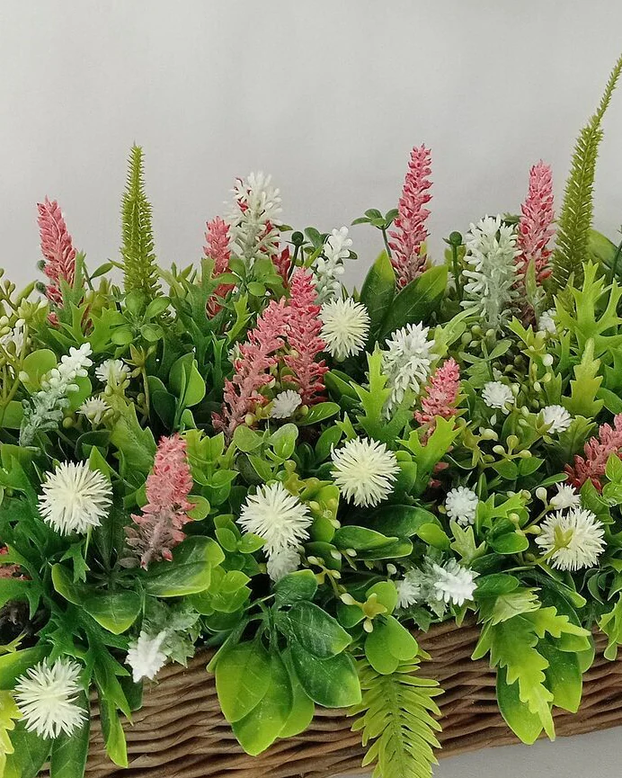 Композиция из искусственной зелени в плетеном коробе