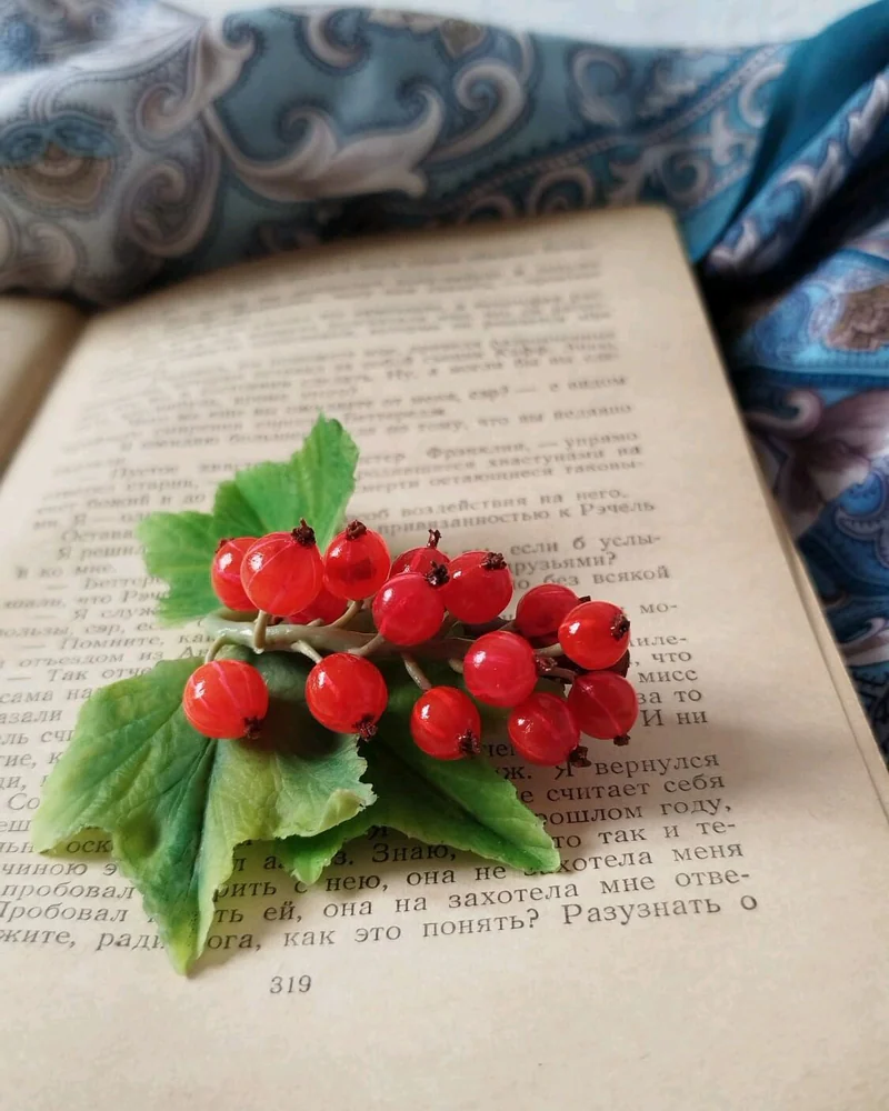 Брошь ручной работы Красная Смородина