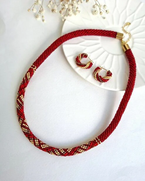 Серьги кольца из бисера красные золотые подарок для женщины