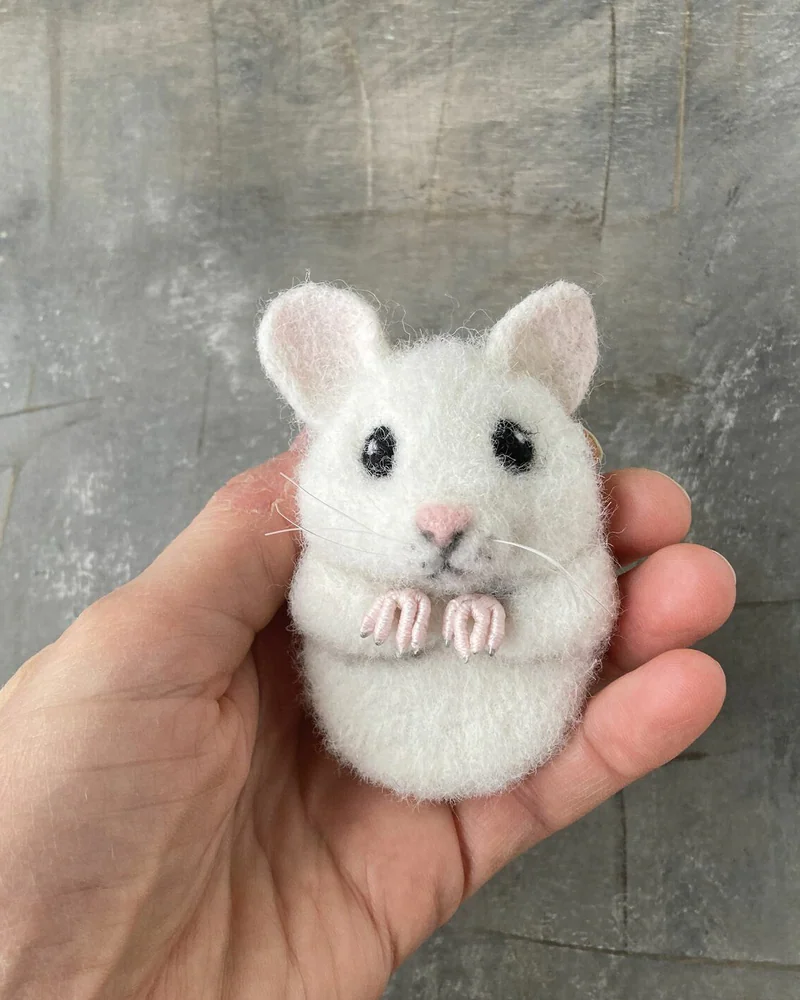 Брошь белый мышонок из кармашка