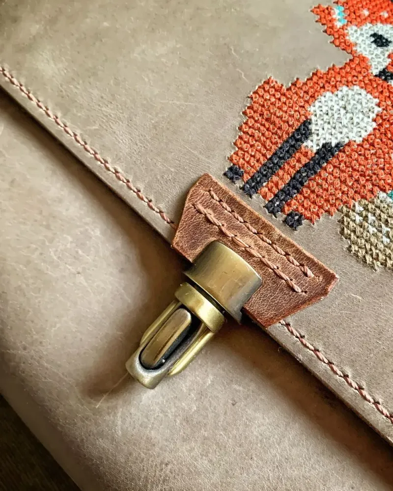Кожаная сумка с вышивкой FOXY — Серый