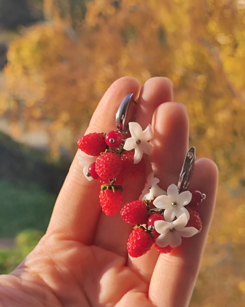 Серьги земляника из полимерной глины ручной работы