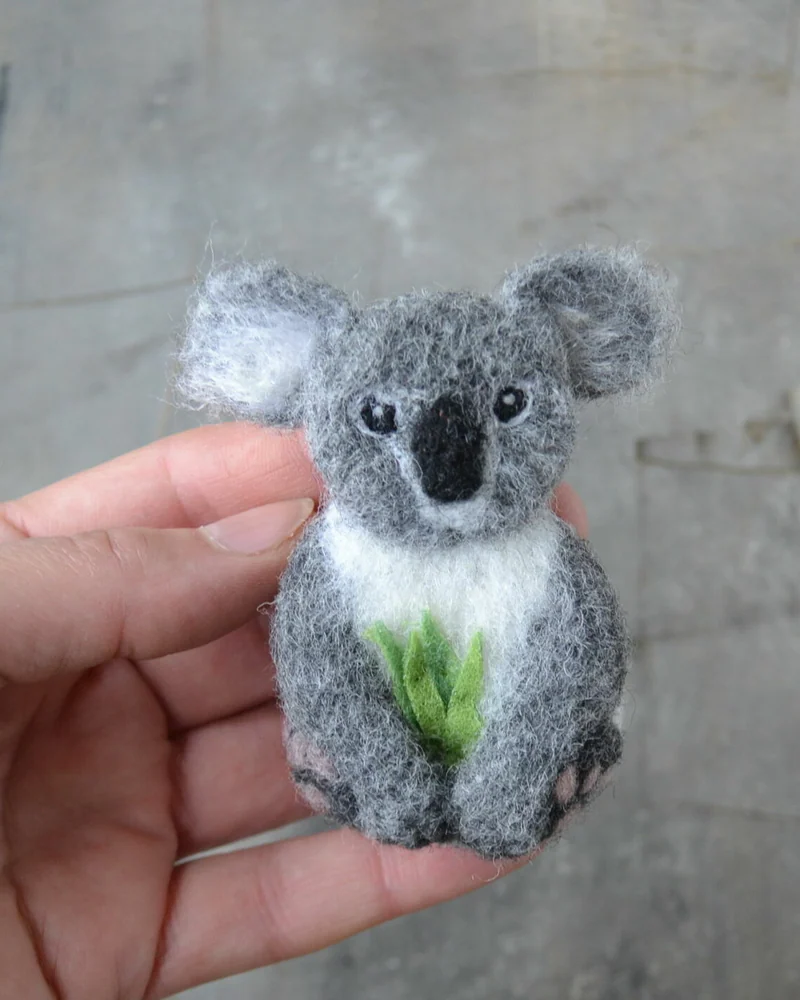 Валяная брошь Коала