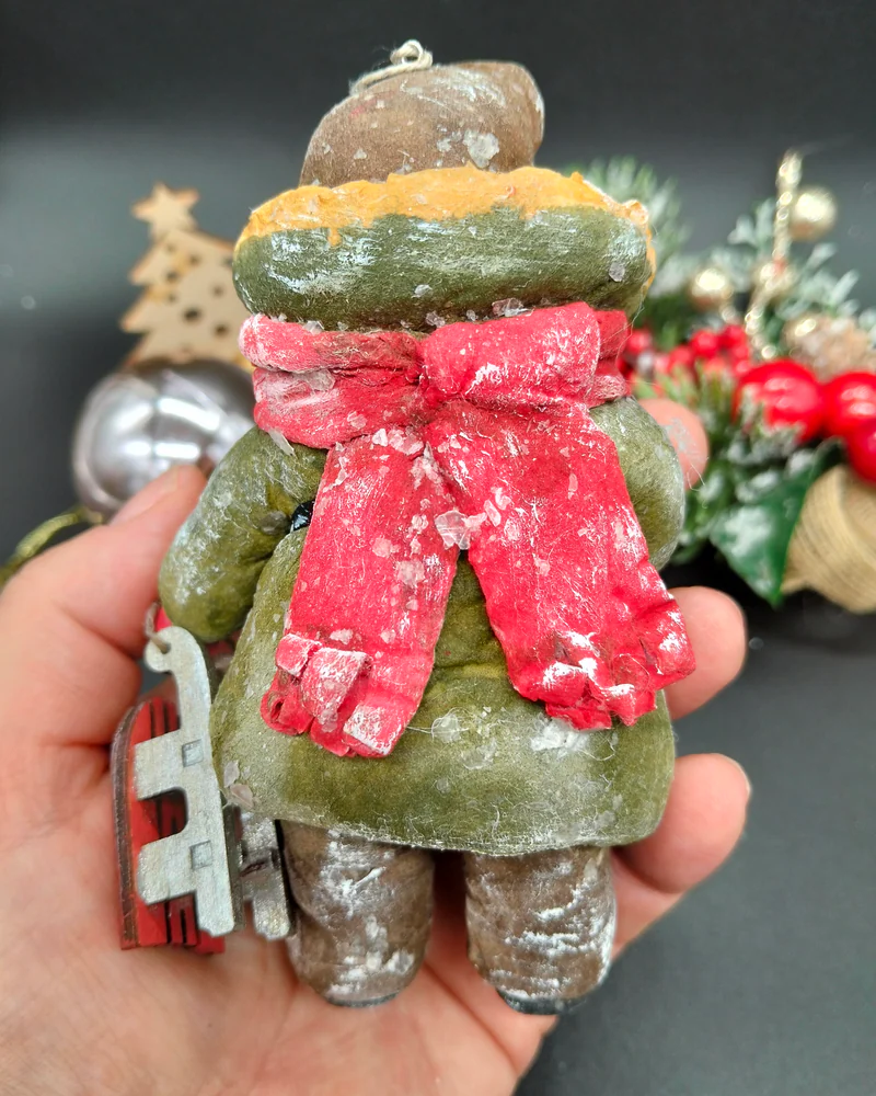 Ватная игрушка. Мальчик с санками. — 12 см
