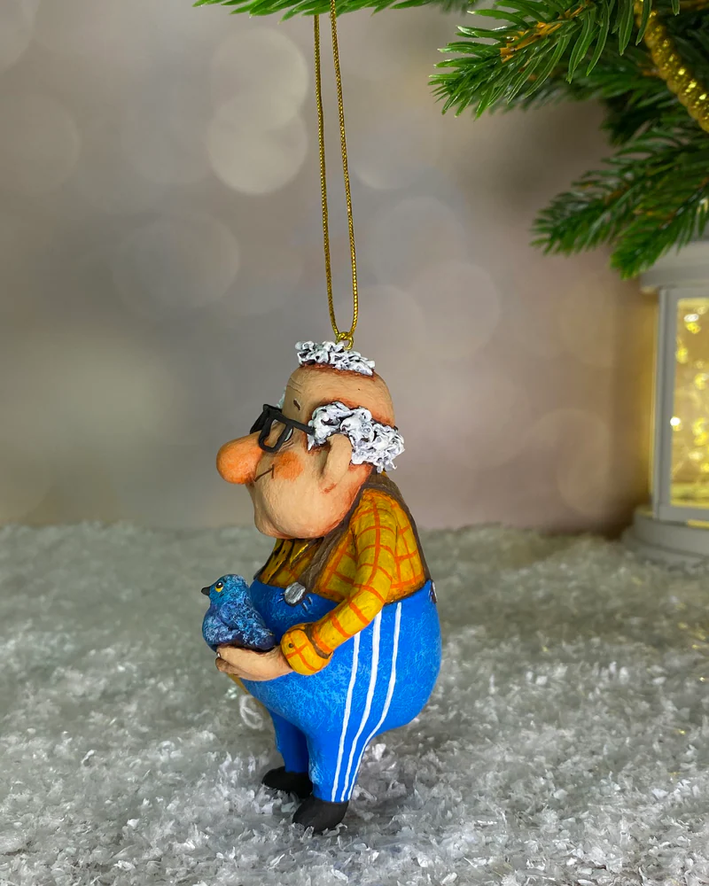 Ёлочная игрушка «Дед с голубями»