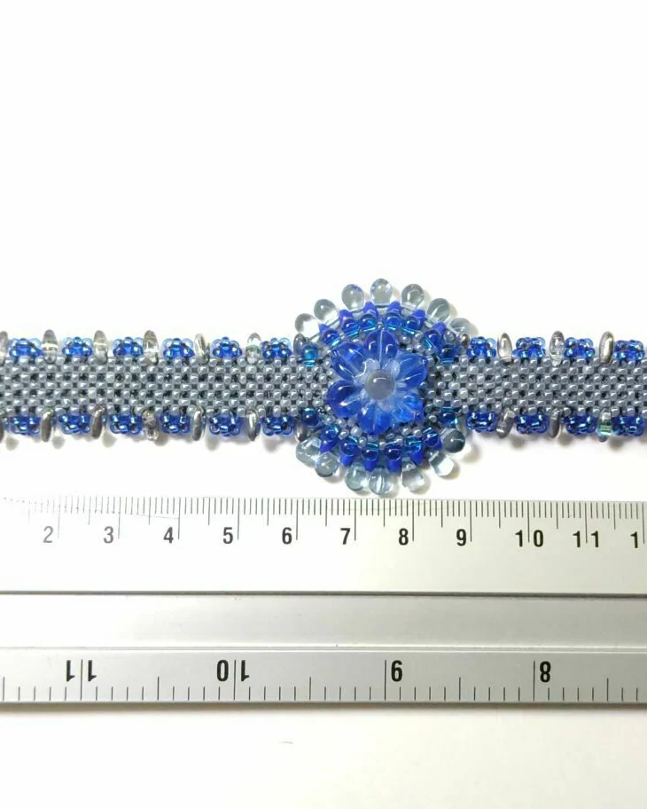 Серый браслет из бисера длина 16,5 см