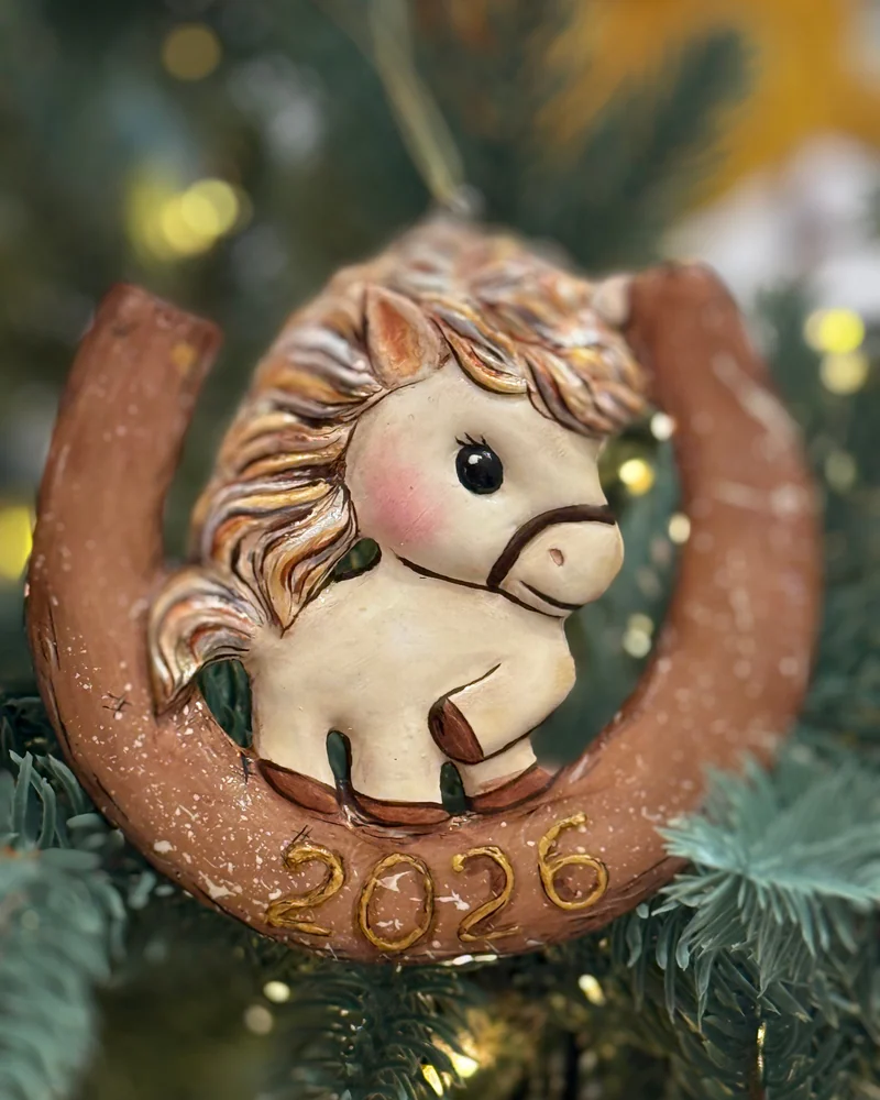 Коричневая ёлочная игрушка «Лошадка с подковой»