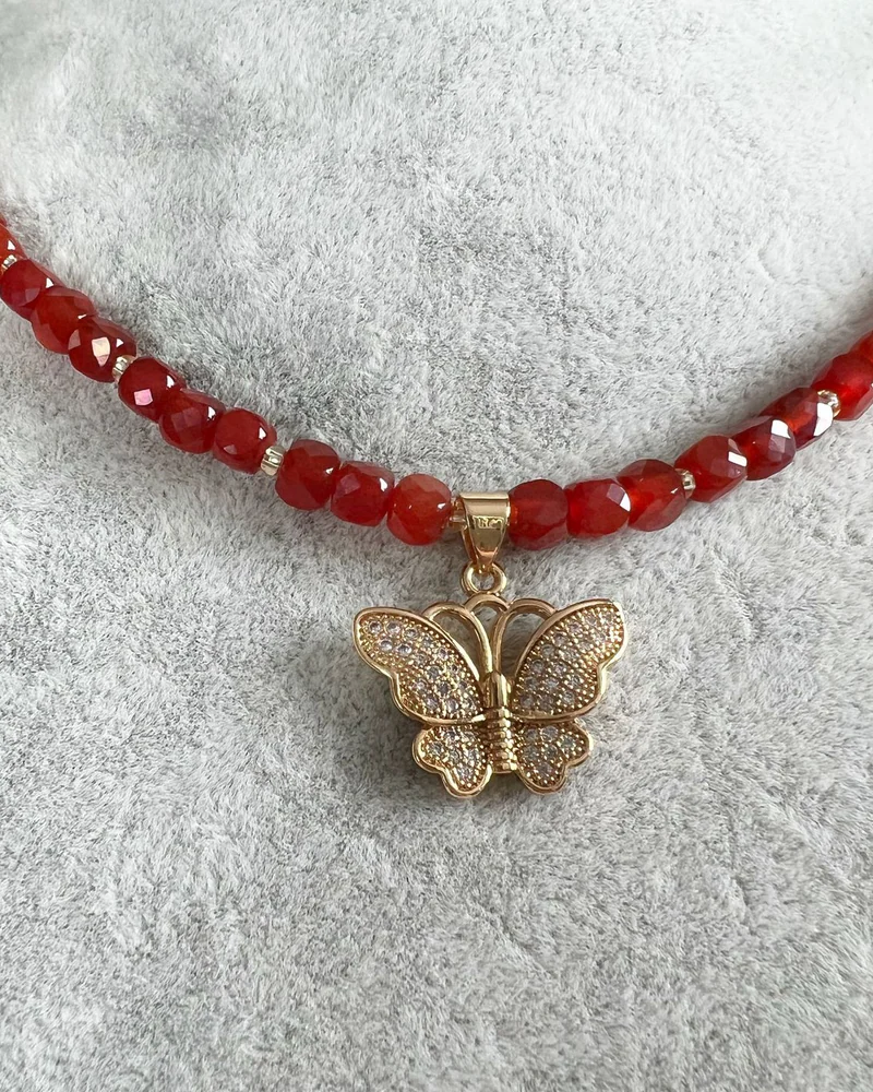 Колье-Чокер из сердолика с позолоченной подвеской Butterfly — Основной