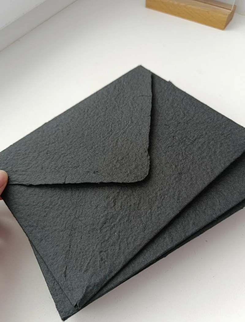 Чёрные конверты ручного литья