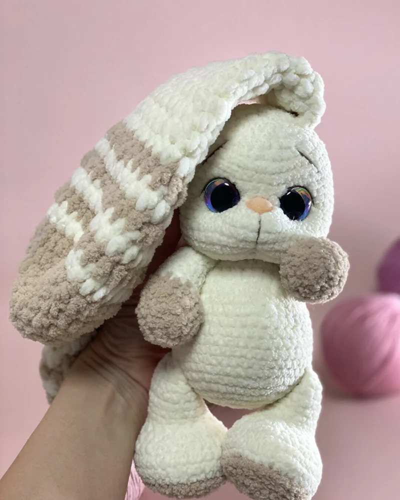 Вязаная белая зайка амигуруми