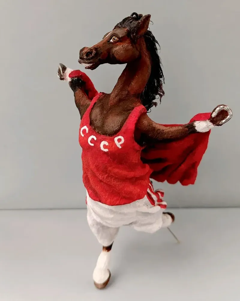 Ватная игрушка «Конь Марафонец» — Высота 15 см