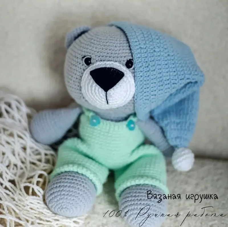 Вязаная игрушка медвежонок