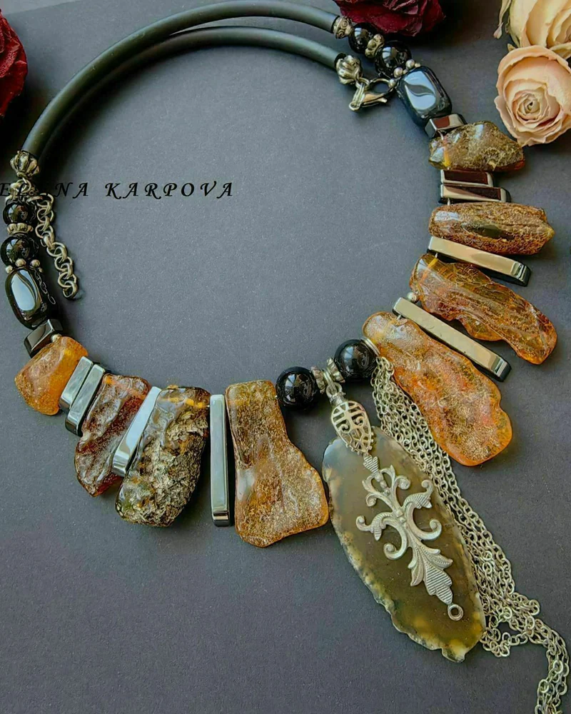 Колье с балтийским янтарем, срезом агата, гематитом