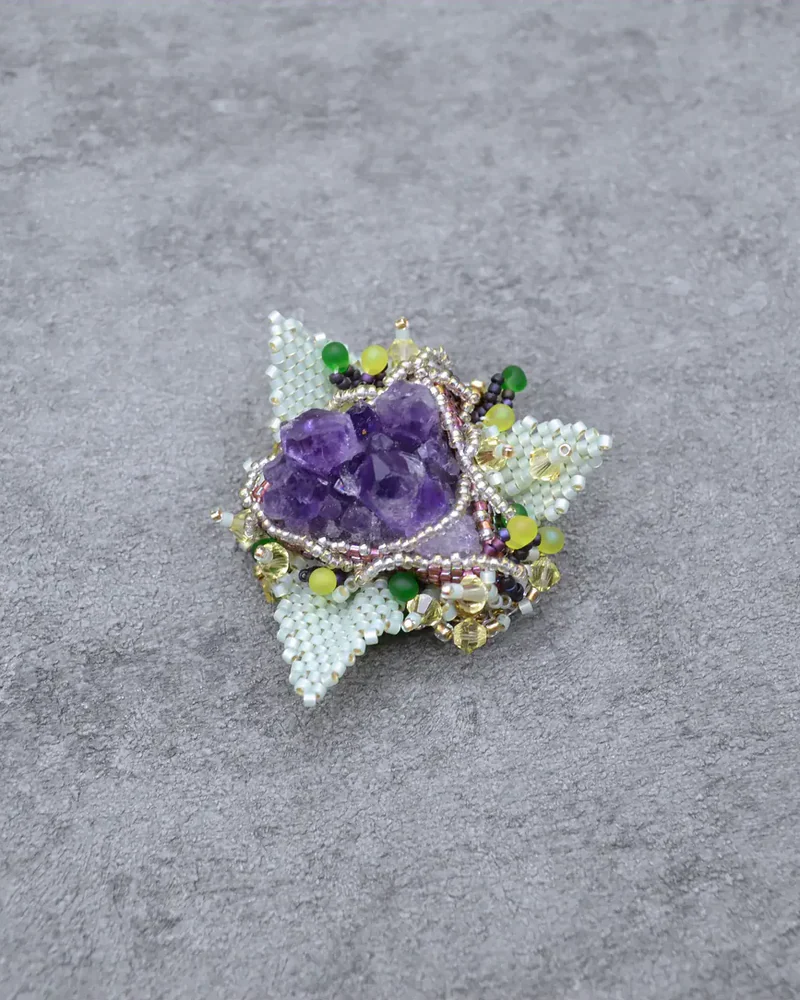 Брошь ручной работы с аметистом и Swarovski