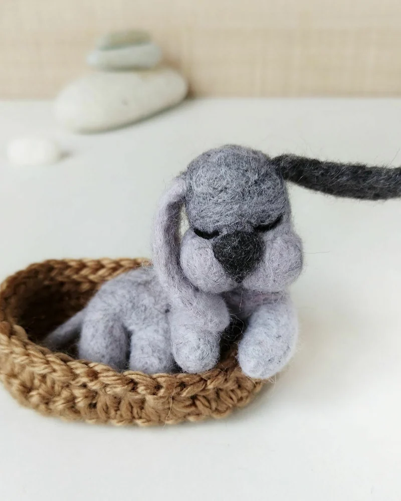 Войлочная игрушка спящая собачка Соня с лежанкой