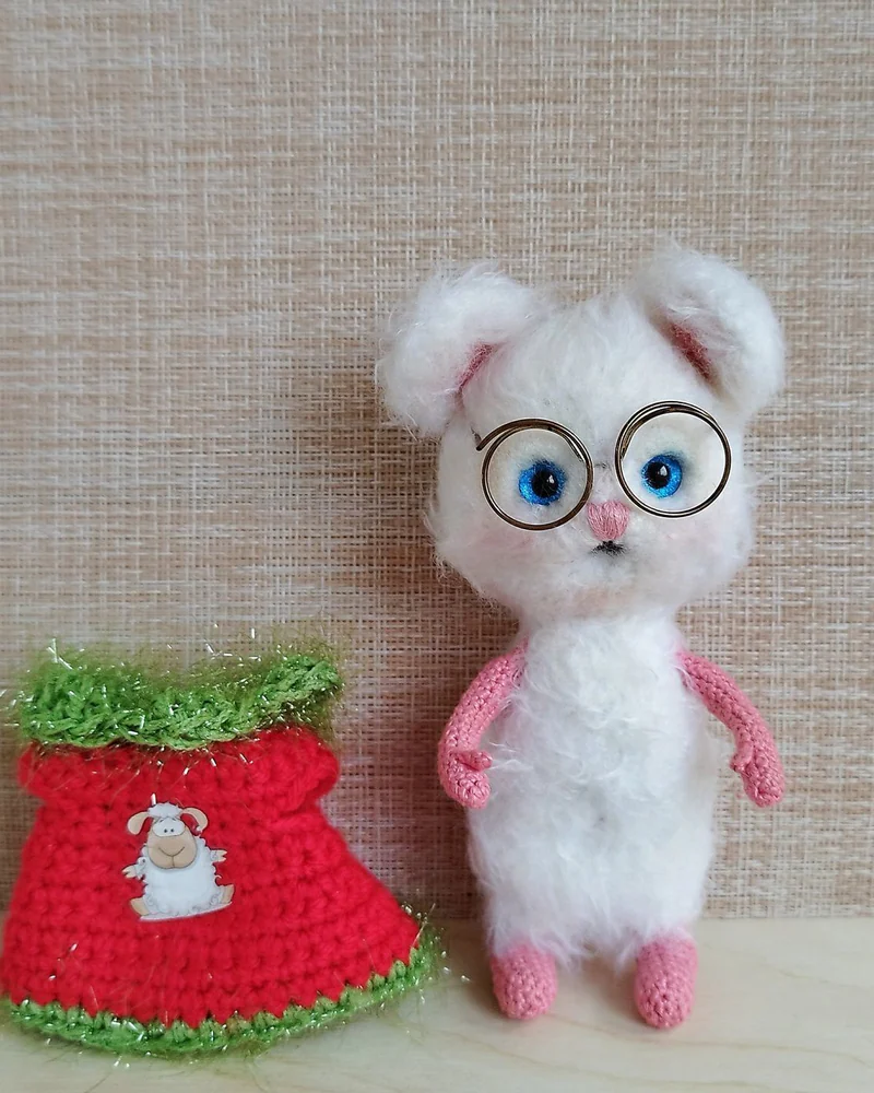Белая мышка в новогоднем костюме. Подарок ребенку на новый год