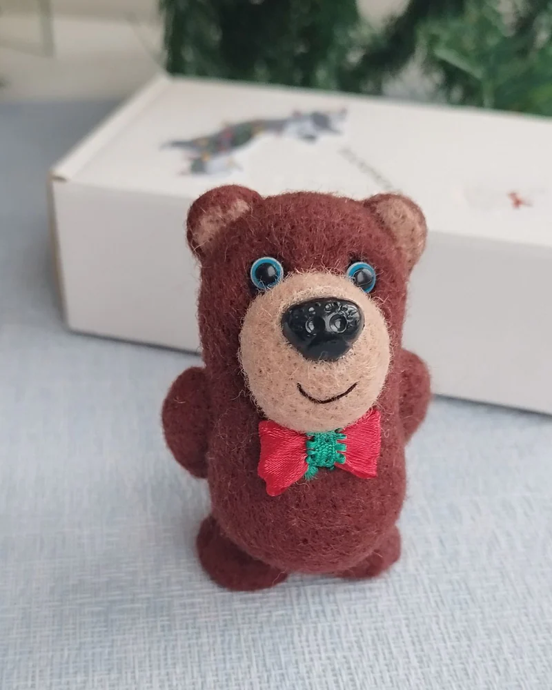 Бурый медведь игрушка из шерсти, Медвежонок с подарком мишка