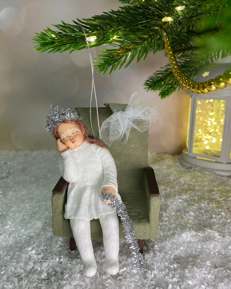 Ёлочная игрушка «Девочка в кресле»