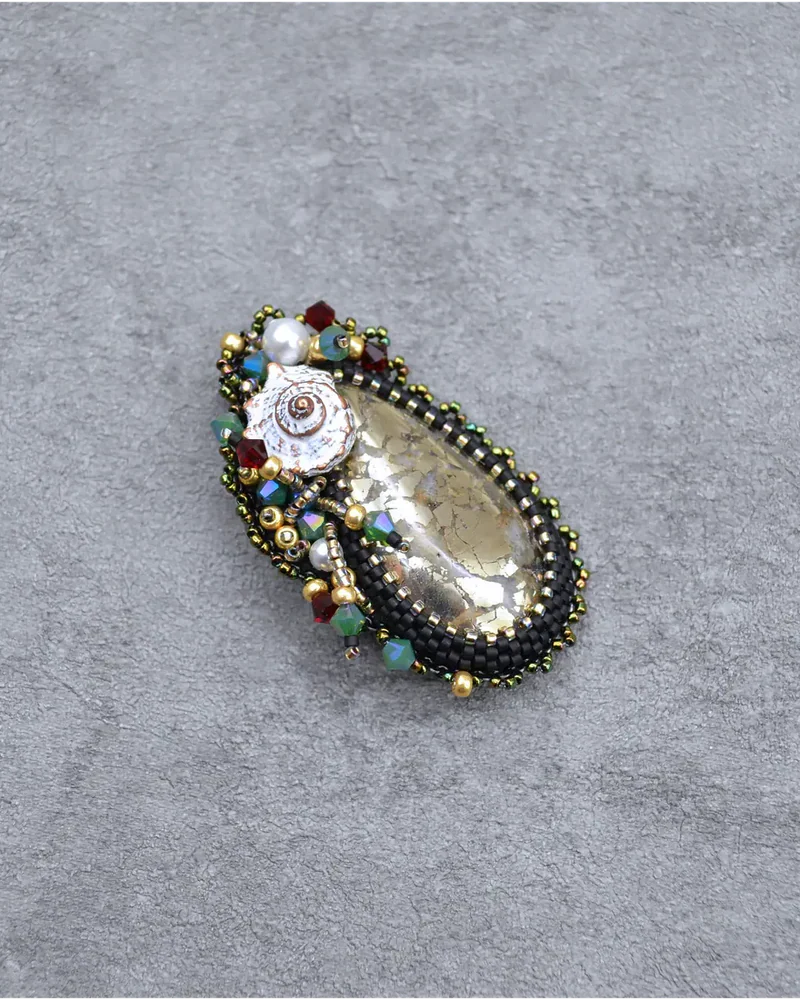 Брошь ручной работы с пиритом и Swarovski