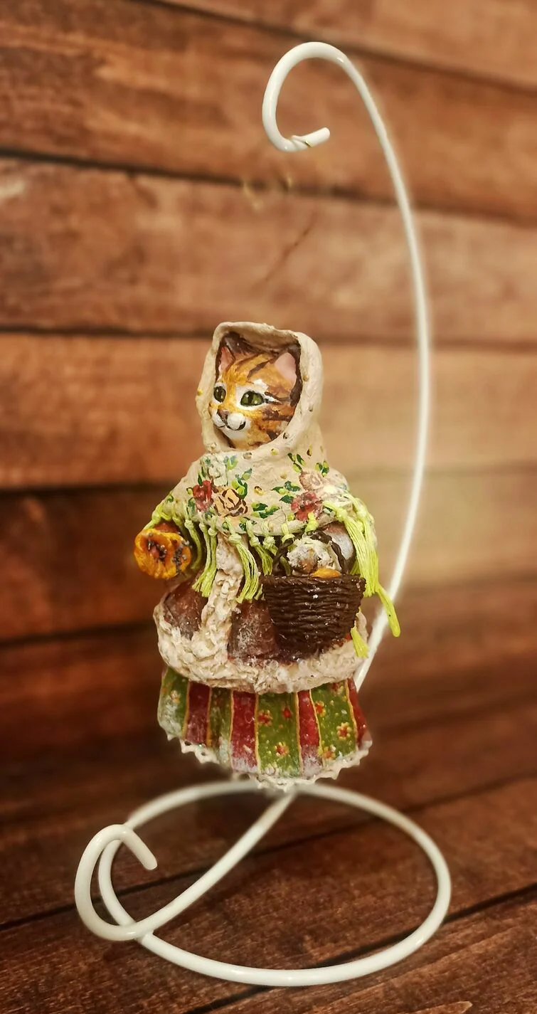 Кошечка Маруся с корзинкой