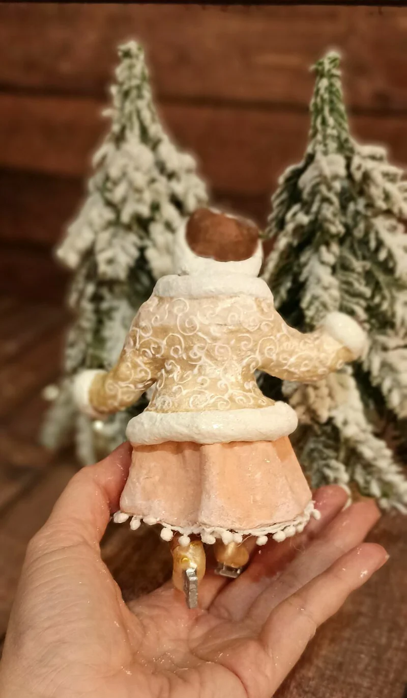 Мишка-девочка на коньках (3)