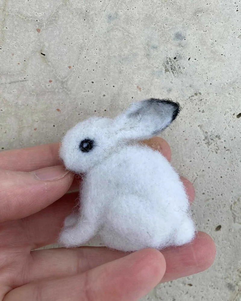 Фигурка белого зайчонка валяная